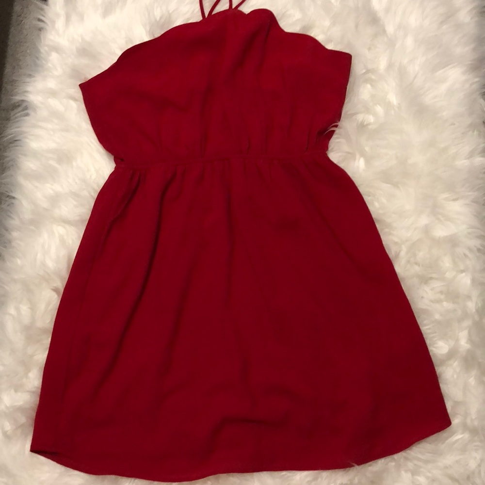 Red scalloped dresz